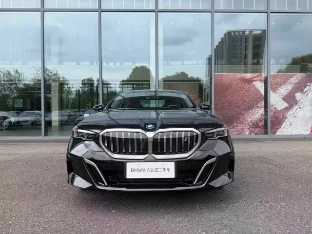 BMW i5 — Фото автомобиля 2