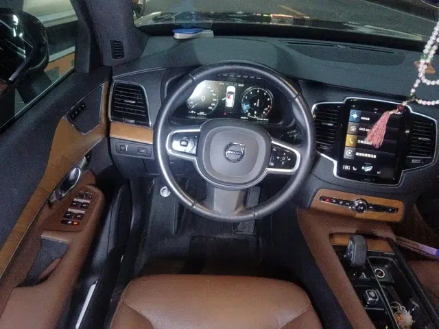 Volvo XC90 — Фото автомобиля 11