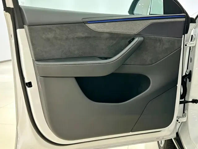 Tesla Model Y L — Фото автомобиля 6