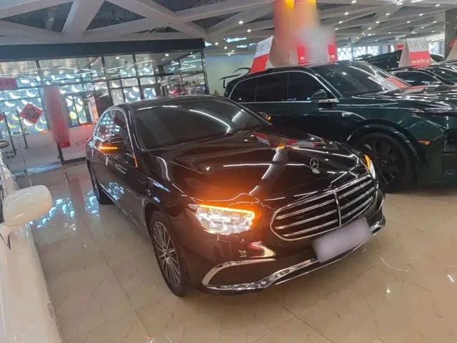 Mercedes-Benz E-Class — Фото автомобиля 3