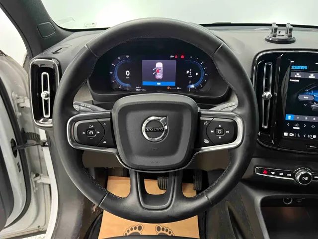 Volvo XC40 — Фото автомобиля 8