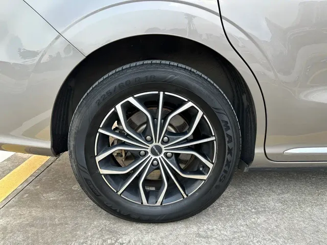 Roewe iMAX8 — Фото автомобиля 12