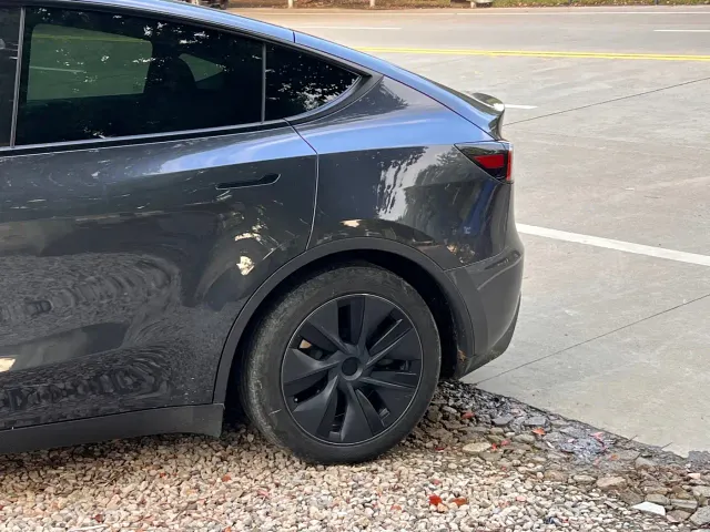 Tesla Model Y — Фото автомобиля 18