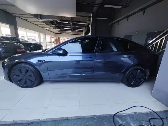 Tesla Model 3 — Фото автомобиля 13