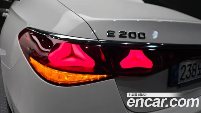 Mercedes-Benz E-Class — Фото автомобиля 22