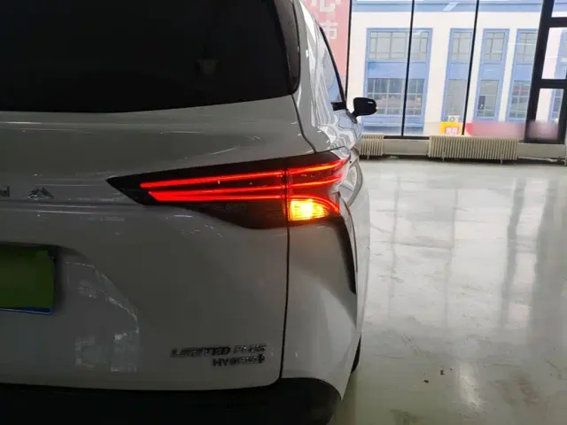 Toyota Sienna — Фото автомобиля 7