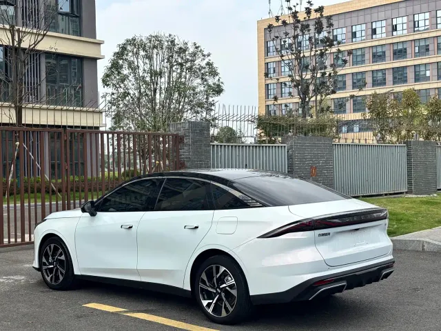 Geely Galaxy L6 — Фото автомобиля 18