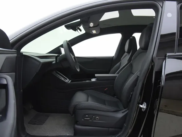 Tesla Model Y L — Фото автомобиля 4