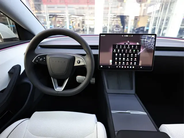 Tesla Model 3 — Фото автомобиля 23