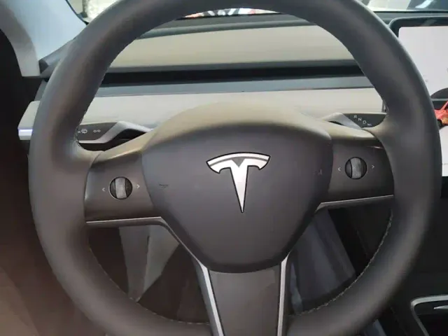 Tesla Model Y — Фото автомобиля 10