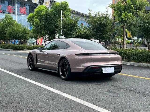 Porsche Taycan — Фото автомобиля 14