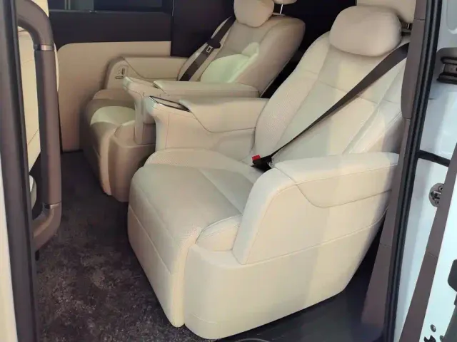 Li Auto MEGA — Фото автомобиля 11