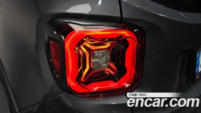 Jeep Renegade — Фото автомобиля 23