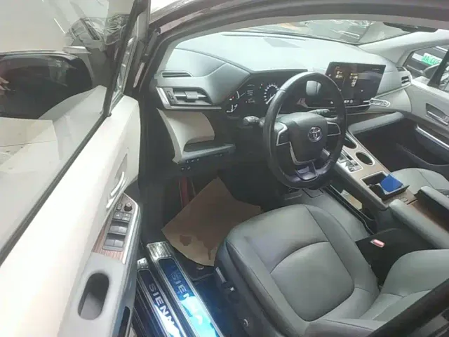Toyota Sienna — Фото автомобиля 15