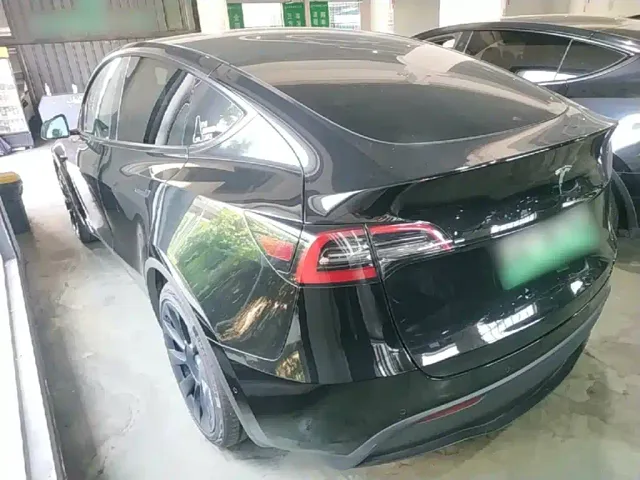 Tesla Model Y — Фото автомобиля 4