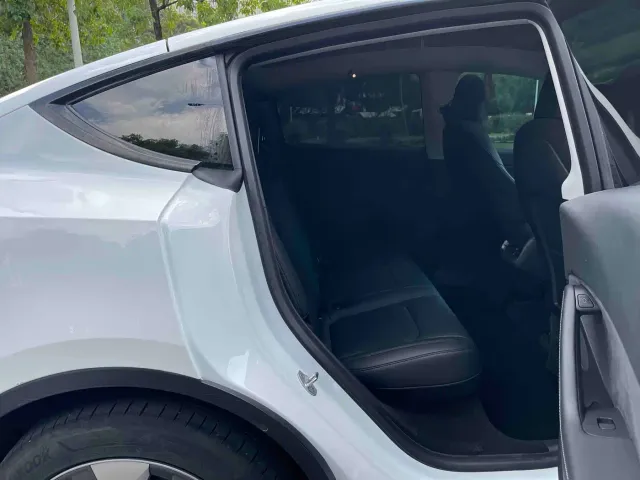 Tesla Model Y — Фото автомобиля 11