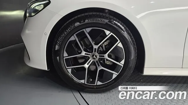 Mercedes-Benz E-Class — Фото автомобиля 4