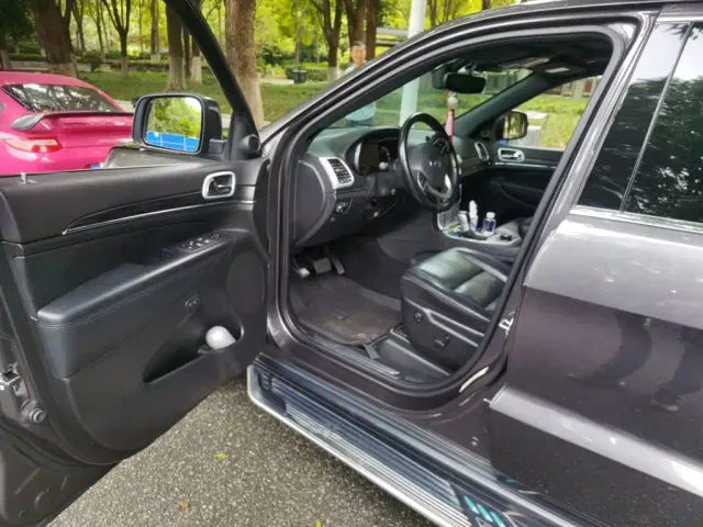 Jeep Grand Cherokee — Фото автомобиля 13