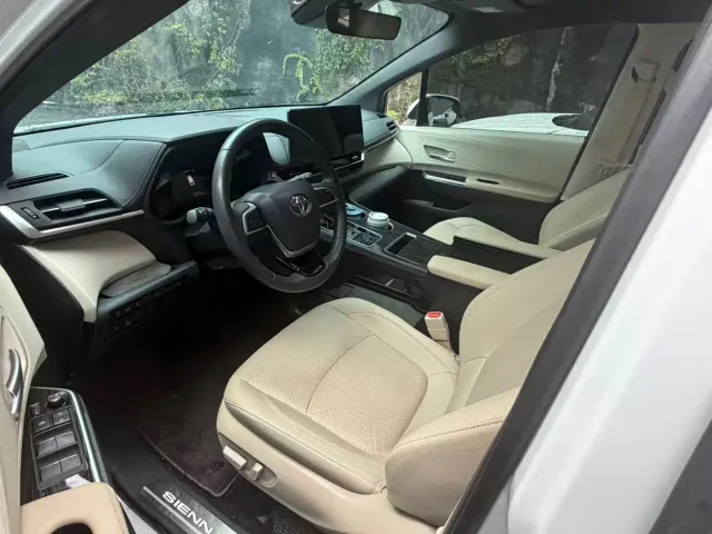 Toyota Sienna — Фото автомобиля 3