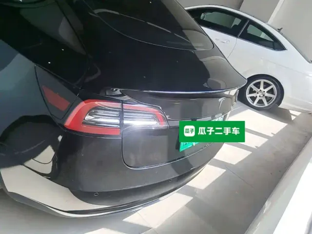 Tesla Model 3 — Фото автомобиля 5