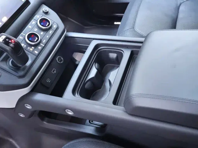 Land Rover Defender — Фото автомобиля 12