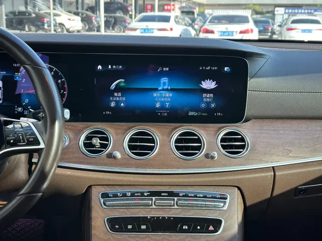 Mercedes-Benz E-Class — Фото автомобиля 13