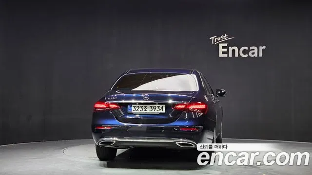 Mercedes-Benz E-Class — Фото автомобиля 4