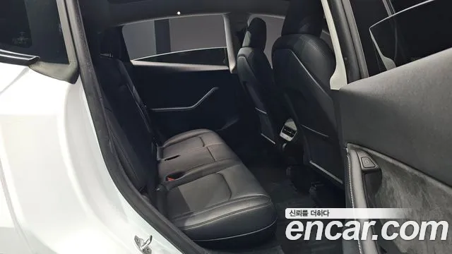 Tesla Model Y — Фото автомобиля 12