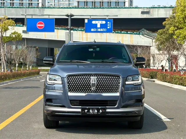 Lincoln Navigator — Фото автомобиля 2
