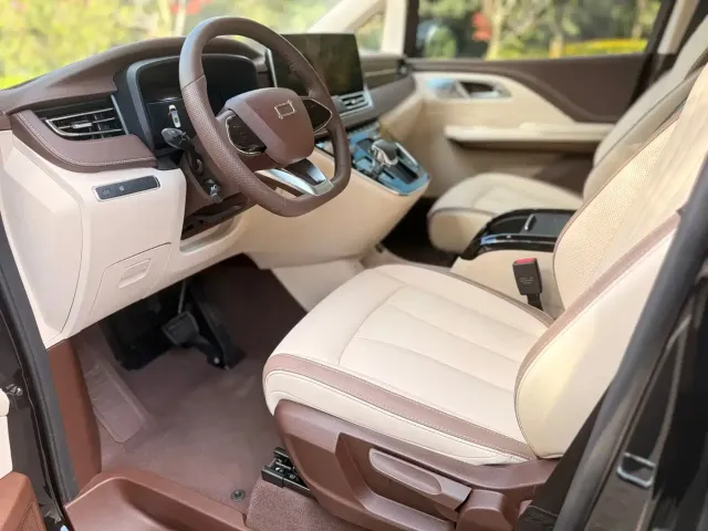 Bestune Besturn M9 — Фото автомобиля 11