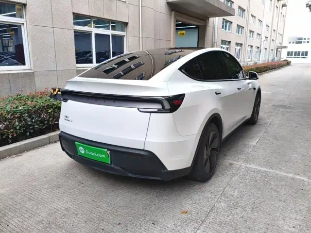 Tesla Model Y — Фото автомобиля 6
