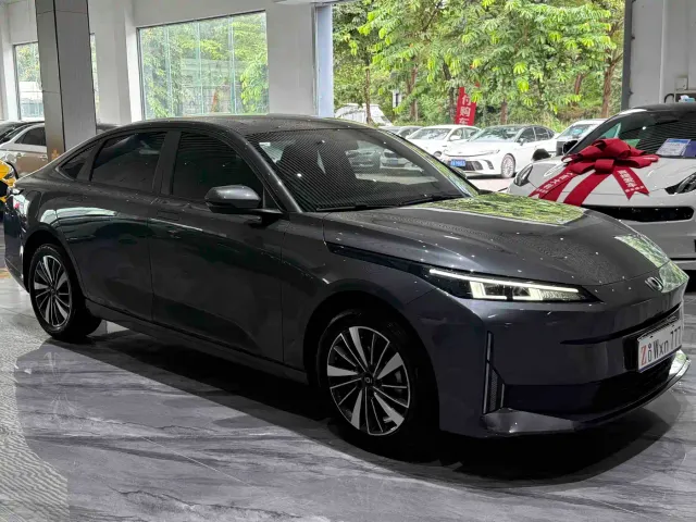 Changan Qiyuan A05 — Фото автомобиля 3