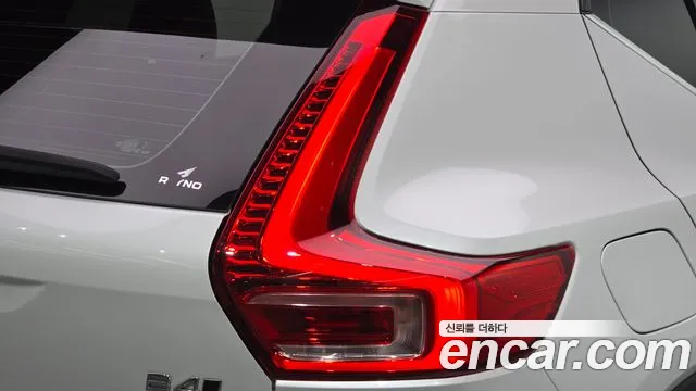 Volvo XC40 — Фото автомобиля 8
