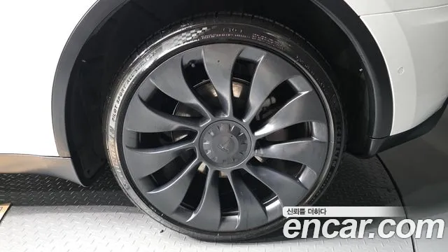 Tesla Model Y — Фото автомобиля 21