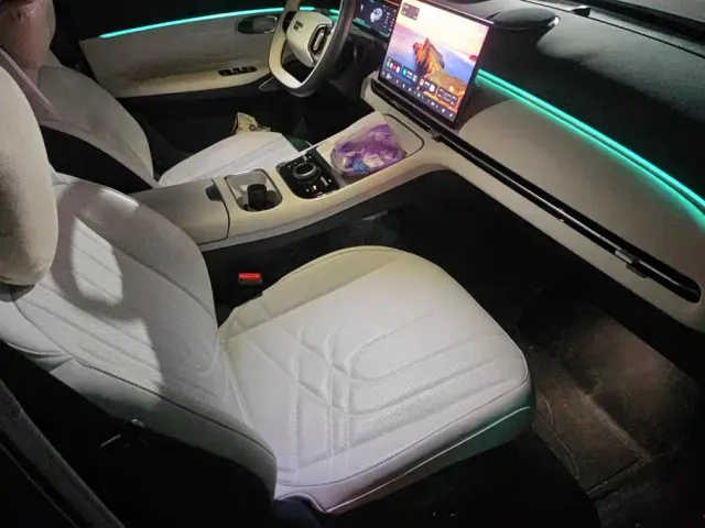 Geely Galaxy Starship 7 EM-i — Фото автомобиля 8