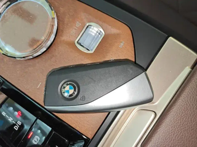 BMW iX — Фото автомобиля 8
