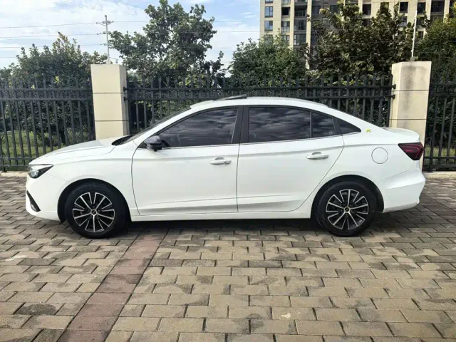 Roewe i5 — Фото автомобиля 6