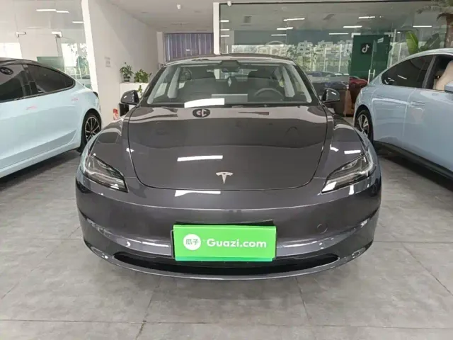 Tesla Model 3 — Фото автомобиля 2