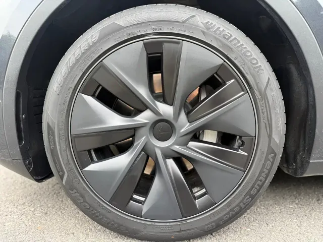 Tesla Model Y — Фото автомобиля 16
