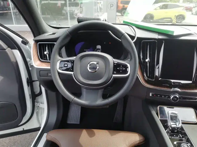 Volvo XC60 — Фото автомобиля 10