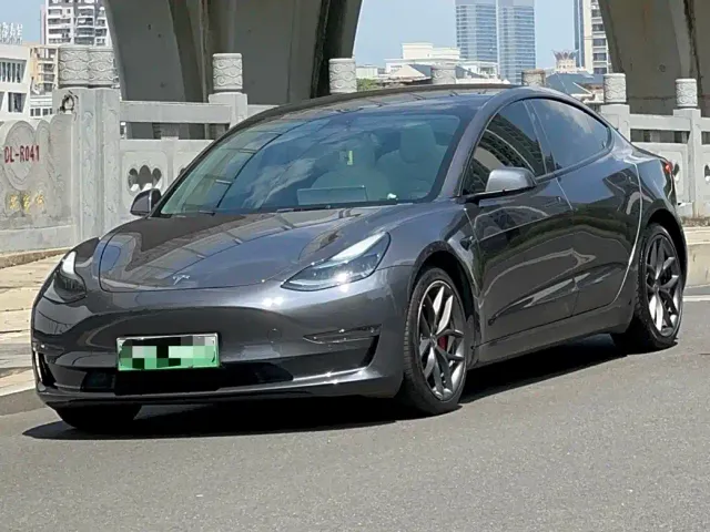 Фотография автомобиля — Tesla Model 3