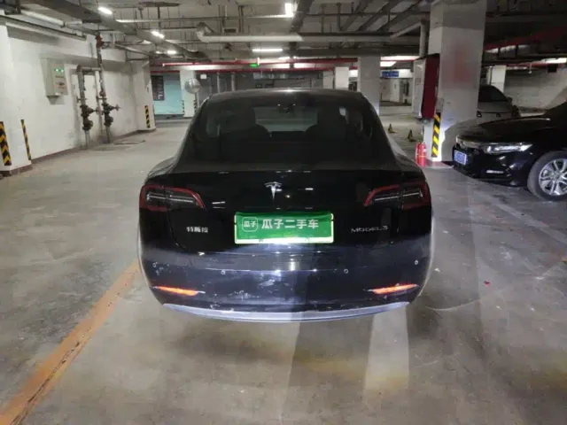 Tesla Model 3 — Фото автомобиля 5