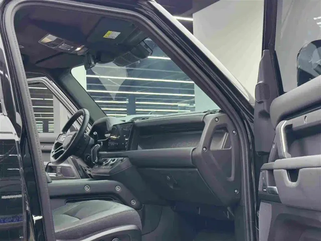 Land Rover Defender — Фото автомобиля 10