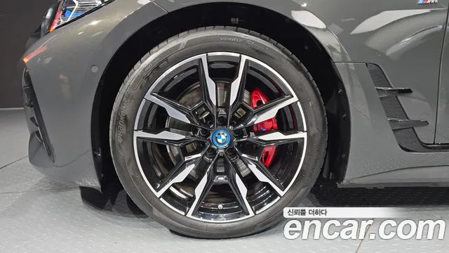 BMW i4 — Фото автомобиля 5