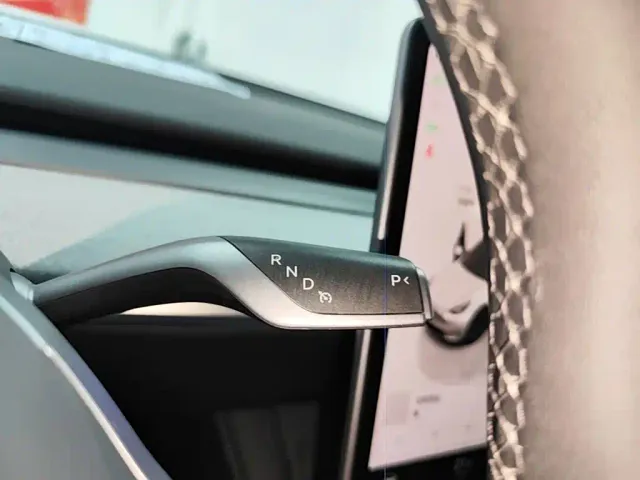 Tesla Model Y — Фото автомобиля 13