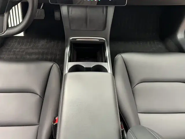 Tesla Model 3 — Фото автомобиля 5
