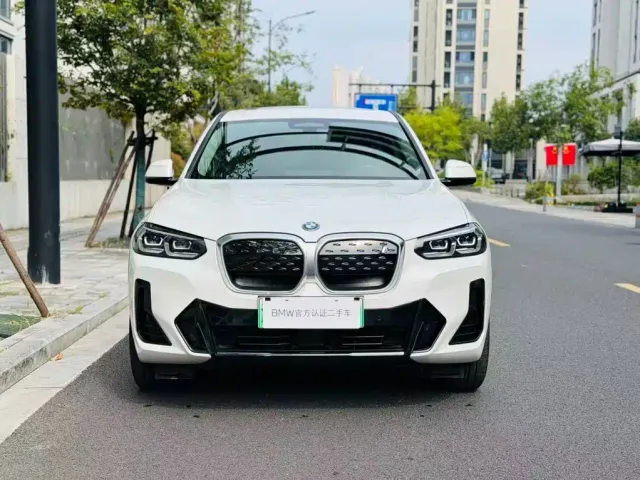 BMW iX3 — Фото автомобиля 4