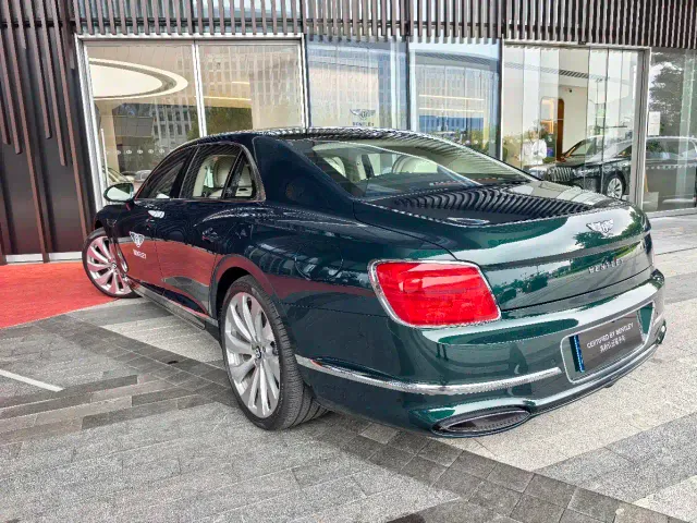 Bentley Flying Spur — Фото автомобиля 6