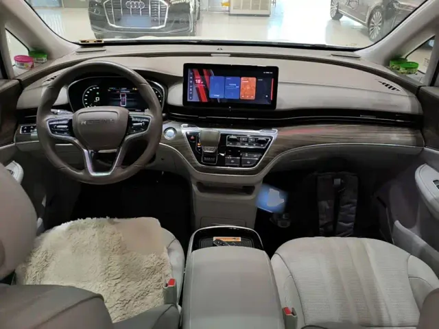 Roewe iMAX8 — Фото автомобиля 9
