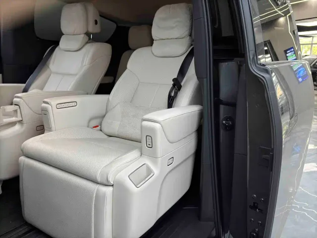 Li Auto MEGA — Фото автомобиля 17